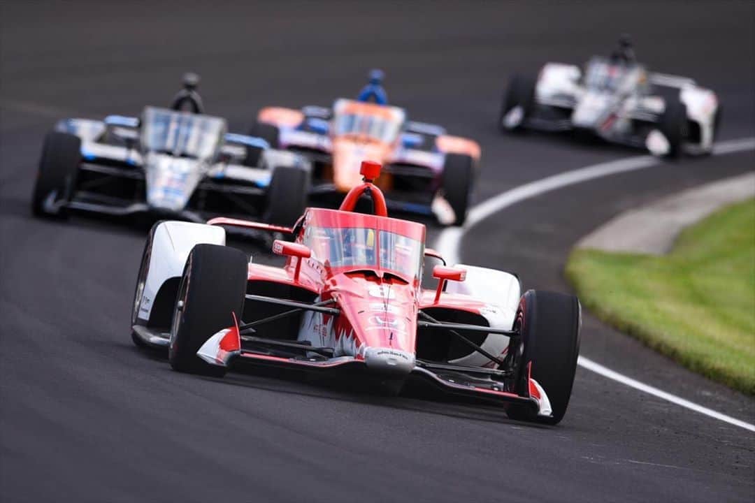 マーカス・エリクソンのインスタグラム：「Great to be back running at 220 mph+ at @indianapolismotorspeedway 😎💯! It’s such a unique and awesome feeling! We had a good day following our program, focusing on different setup directions and running in traffic. Car felt good and I did the most laps out of anyone at the end of the day (129) 💪🏻 #ME8 #INDY500 #INDYCAR」