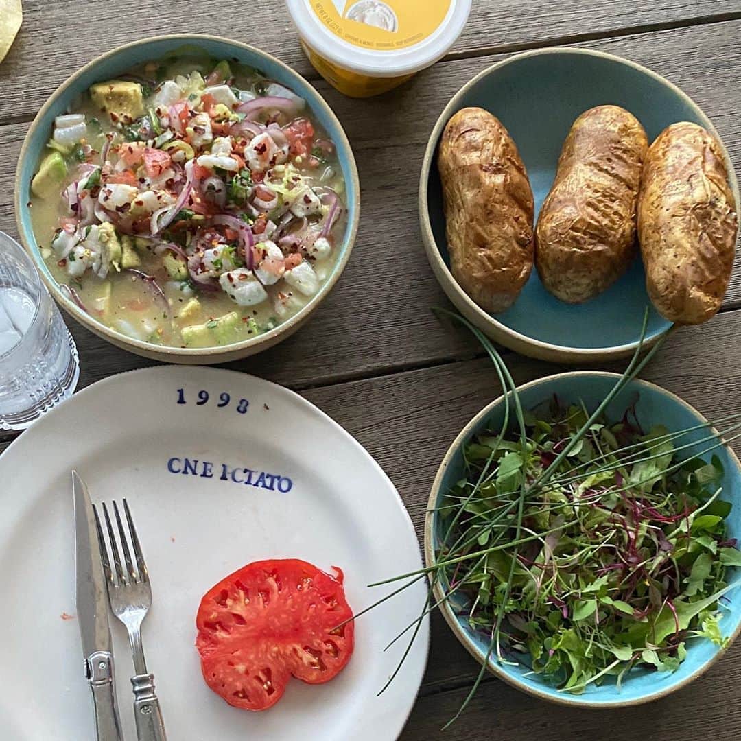 ボビー・ブラウンのインスタグラム：「Thanks for a simple but awesome dinner @5dukes #cervice #bakedpotato w @kitehillfoods vegan ricotta #microgreens #localtomatoes and @titosvodkahn  and @sunscoop in a gluten free cone. 🤷🏻‍♂️」