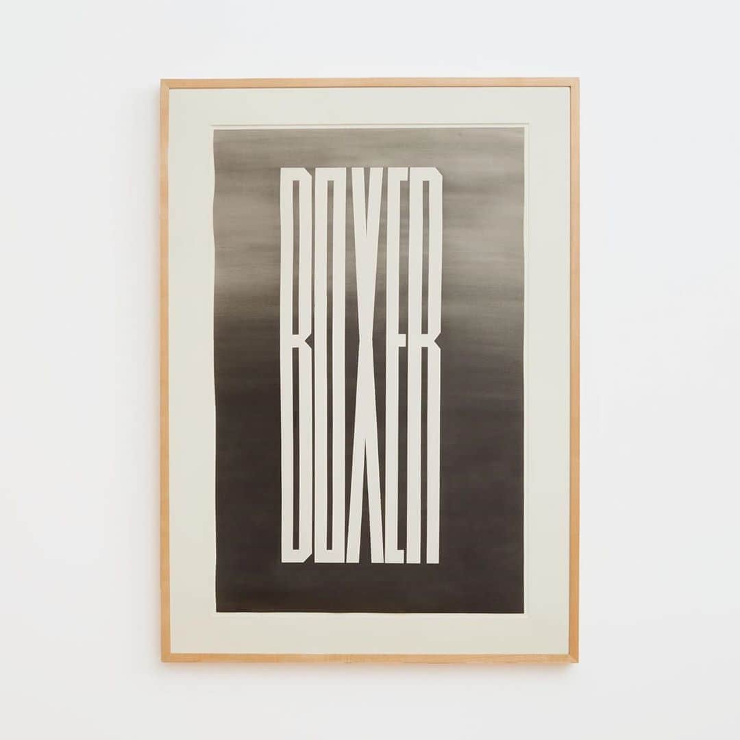 のインスタグラム：「A selection of Ed Ruscha’s typographic and image-based drawings will be on view in “Works on Paper from a Distinguished Private Collection,” a joint exhibition with Acquavella Galleries and Pace Gallery opening today at Pace’s gallery in East Hampton, New York.   Compositions that feature single words dominated Ruscha’s work throughout the 1960s and into the early 1970s. In both paintings and drawings, the artist presented seemingly random words divorced from both context and meaning, largely selected for their appearance or sound only. Follow the link in our bio to learn more about the exhibition and the esteemed Donald B. Marron Collection. __________ #EdRuscha #MarronCollection #AcquavellaGalleries #Gagosian #PaceGallery @edruschaofficial @pacegallery @acquavellagalleries (1) Ed Ruscha, “Black Boxer,” 1979; (2) Ed Ruscha, “Red Yellow Scream,” 1964; (3) Ed Ruscha, “Honk,” 1964. Artwork © Ed Ruscha」