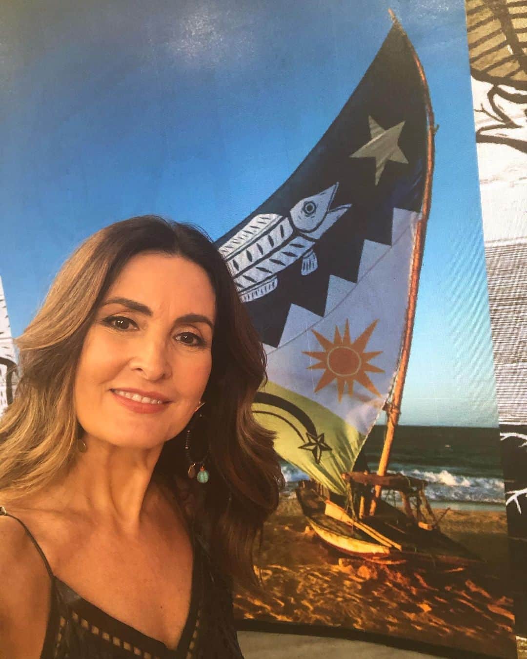 ファチマ・ベルナルデスのインスタグラム：「Hj me senti na praia com esse telão e essa luz. #encontrocomfatima」