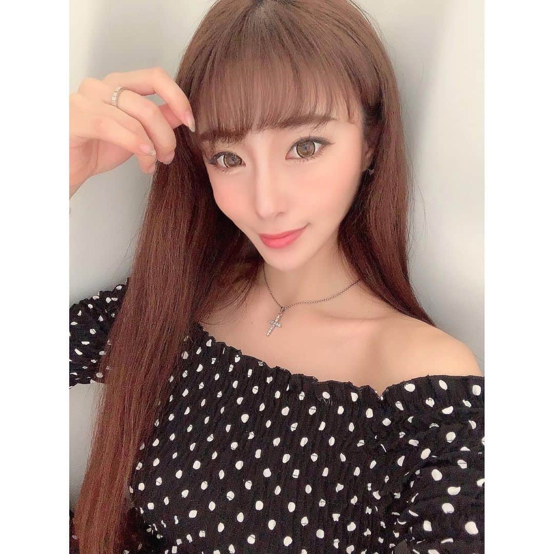 のインスタグラム：「世間はお盆休み🎐ですね〜 猛暑☀️ですがいかがお過ごしでしょうか？ ， 感染症予防＆熱中症対策🥵などは しっかりと行い、今年は異例の夏🌴ですが せっかくなので楽しみましょう😘💘 ， ソーシャルディスタンス制度は賛成🙋‍♀️笑 ， ， キメ顔ドヤ顔。おやぷみ。 ， ， ， 🌸レッスンのご案内🌸 ， ， 火💠studio MAI 緑橋メインスタジオ 「コンディショニングヨガ」18:30〜19:30 ， 水💠studio MAI 緑橋メインスタジオ 「リフレッシュヨガ」☀️10:00〜11:00 ， ， 木💠スパワールド♨️ @spaworld_jp 「アロマヨガ 」18:30〜19:30 ， ， 金💠studio classone 「朝ヨガ」☀️07:00〜08:00 ， ， 金💠 salon Embellir 会員様ヨガレッスン🧘‍♀️ @salon_embellir_714 ， ， 土💠スパワールド♨️ @spaworld_jp 「リラックスヨガ 」17:00〜18:00 ， ， ，  #diet #fitnessgirl #japanesegirl #cafe #yoga #japanese #japanesegirl #japan #asiangirls #selfies #ヨガ大阪 #フリーランス #ホットヨガ #ヨガ #メイク #ヨガインストラクター #痩せる #ボディメイク #全米ヨガアライアンス #セルフィー #カラコン #インフルエンサー #160cm #ダイエット #撮影モデル  #ビフォーアフター #ワンピース」