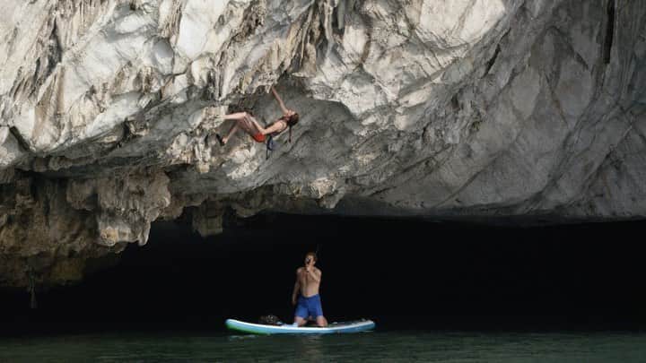 マウンテンハードウェアのインスタグラム：「Watch psicobloc pioneer @timemmett introduce U.S. Olympic climber @kyra_condie to the discipline of climbing high above water as they attempt one of the hardest deep-water solos in Vietnam. DEEP WATER is a short film, produced by MHW climber @jonglassberg and his media company @louderthan11, that explores fear and mentorship among the karst formations of Ha Long Bay. The full-length film is now available for at-home screening! Link in bio.」