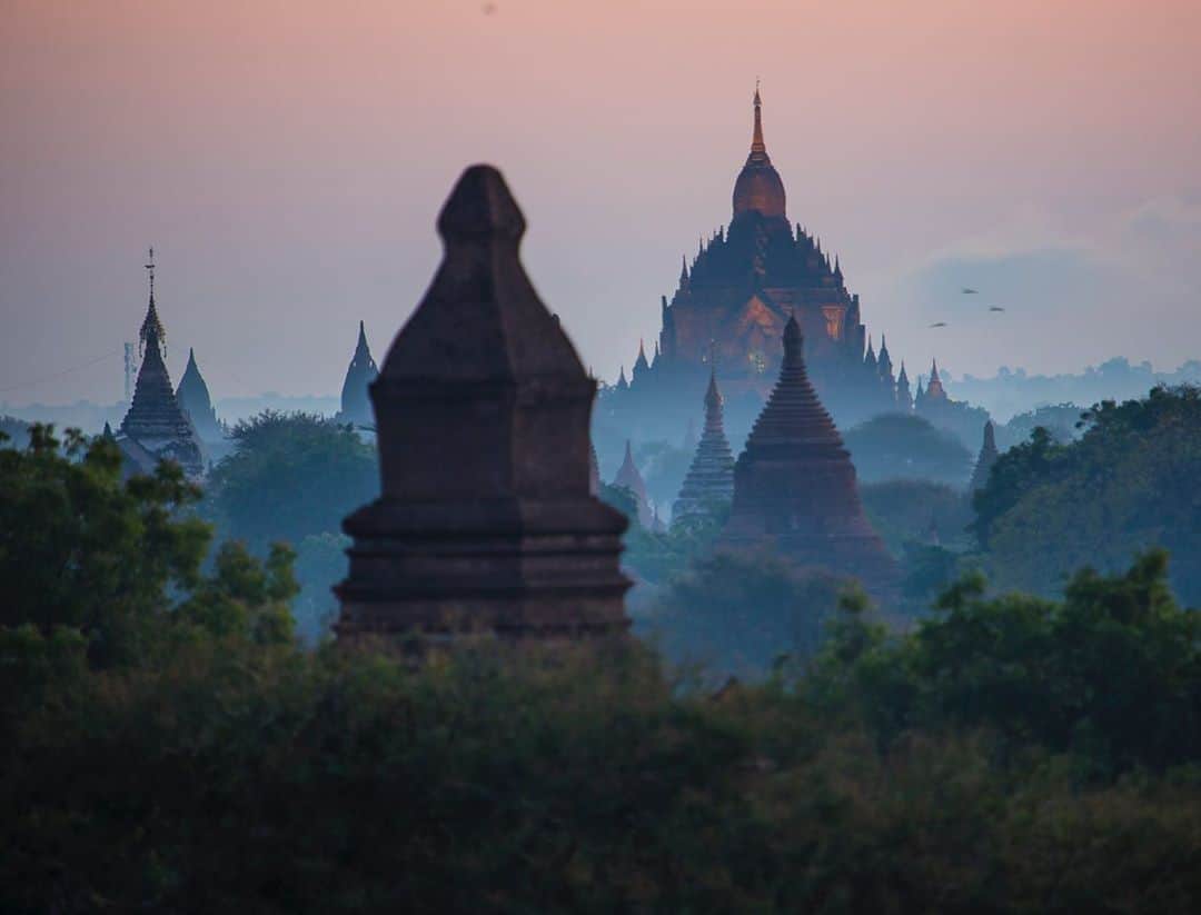 Cory Richardsさんのインスタグラム写真 - (Cory RichardsInstagram)「Waiting for the sunrise in Bagan.  I spend a lot of time waiting for that perfect golden light. That being said, the better image is often not the one you expected. In this case, I ended up liking the cooler tones quite a bit more!  Which image do you like better? 1 or 2?」8月13日 2時12分 - coryrichards