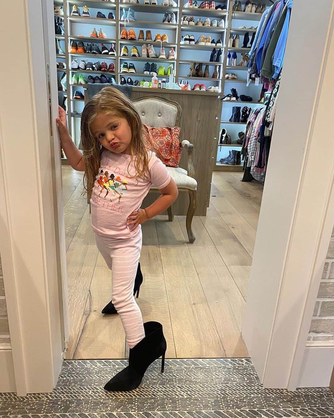 People Magazineさんのインスタグラム写真 - (People MagazineInstagram)「Happy birthday, Ada James! 🎉 Thomas Rhett and Lauren Akins are celebrating their 3-year-old "little cutie pie." 💗 "You love your sisters so well, you’re so independent and SASSY and I can’t believe I get to be your mama," Lauren shared. "I love you so much Ada James." 💕 📷: @katelynbrownphoto, @laur_akins」8月13日 2時33分 - people