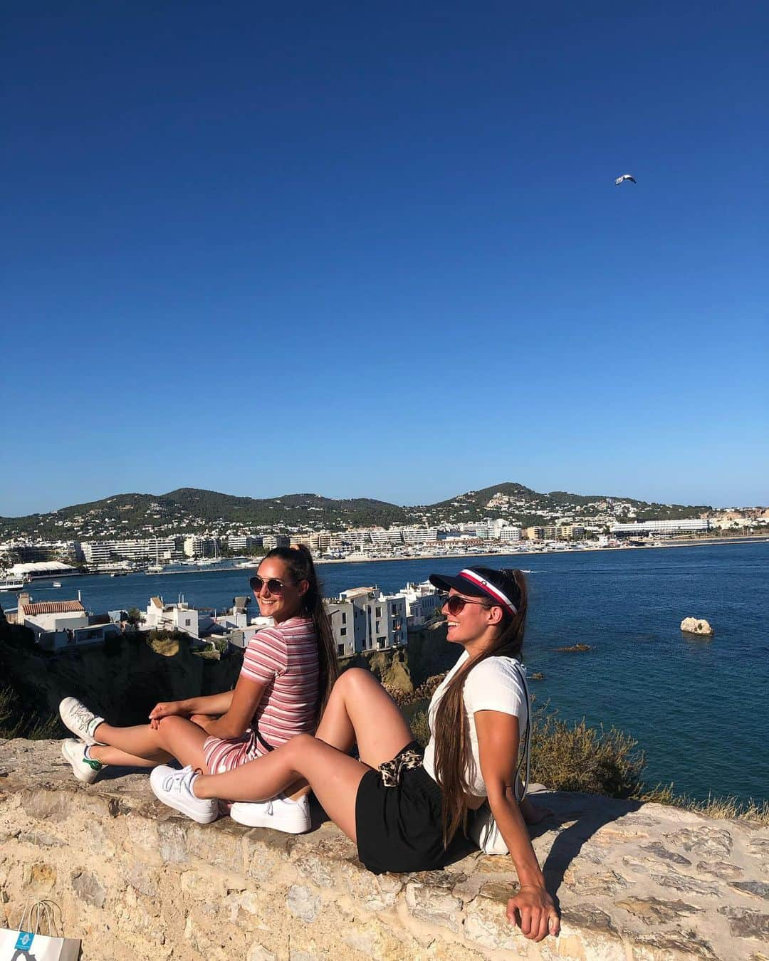 ポーリーヌ・シェーファーさんのインスタグラム写真 - (ポーリーヌ・シェーファーInstagram)「☀️🌊🏝 I had a great and relaxing time in Ibiza!   But now it’s time to go back to business 😎👉🏼🤸🏽‍♀️  #Ibiza2020#sun#beach#vibes」8月13日 2時33分 - pauline_schaefer