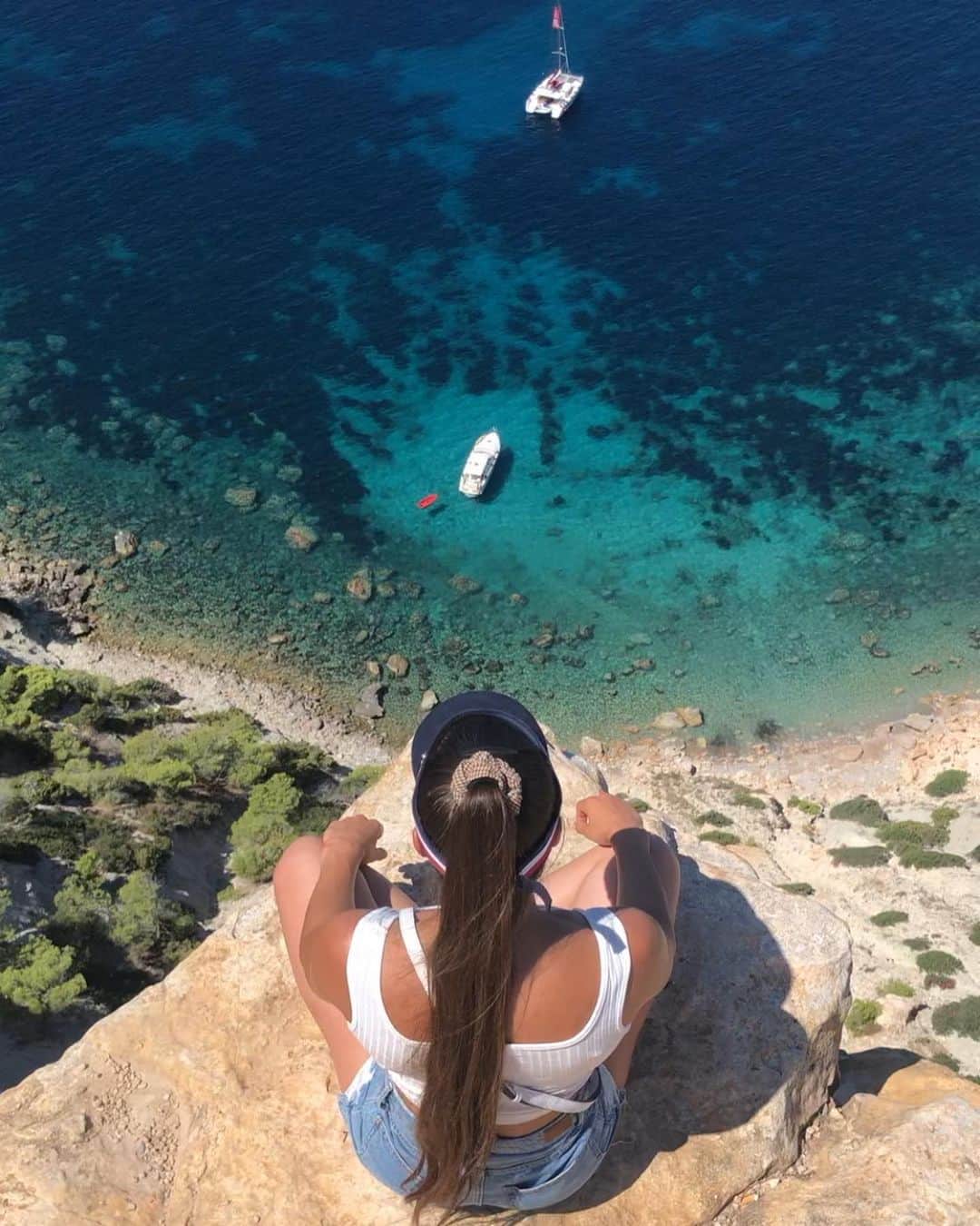 ポーリーヌ・シェーファーのインスタグラム：「☀️🌊🏝 I had a great and relaxing time in Ibiza!   But now it’s time to go back to business 😎👉🏼🤸🏽‍♀️  #Ibiza2020#sun#beach#vibes」