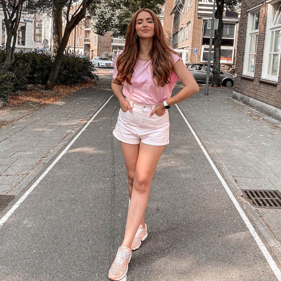 Sarah Angiusさんのインスタグラム写真 - (Sarah AngiusInstagram)「On Wednesday we wear pink💕 And we take short walks because Bailey can’t deal with this heatwave🥵」8月13日 2時38分 - sarahangius
