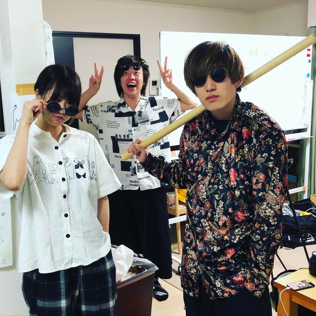 のインスタグラム：「刺客とサイコパスな依頼者  「コイツどうしやしょう？」  「アタイとしては手荒な真似はしたくないんだけどねぇ…」  「君たちの好きなように料理しちゃっていいみょ〜ん」  #積分サークル」