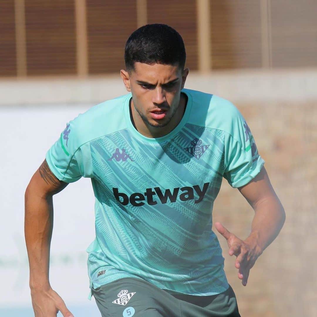 マルク・バルトラのインスタグラム：「Hola @realbetisbalompie 👋🏼   Empiezo mi cuarta temporada contigo, y en estos años he aprendido junto a mis compañeros que representarte dentro del terreno de juego es algo especial, no eres uno más, eres distinto, tienes ese algo que cuando las cosas van bien es capaz de enamorarte con todo lo que te rodea y de hacerte sentir el jugador más feliz del mundo. Pero cuando no van tan bien, llegas a casa muy jodido y con unas ganas inmensas de volver a jugar el siguiente partido para ganar e intentar que todo cambie porque sabes que a parte de nuestra gente también estás defraudando a miles de personas que te sienten parte de su vida y que el Betis es lo que más quieren.   Es por eso, que hoy te vuelvo a recibir con la misma sonrisa que tenía el primer día cuando llegué de Alemania, esa con la que intento disfrutar cada día junto a mis compañeros, cada uno a su manera pero te aseguro de verdad que estamos con muchas ganas de volver a ganar y de que los béticos se sientan aún más orgullosos de formar parte de ti.   Con todo mi cariño, Marc.」