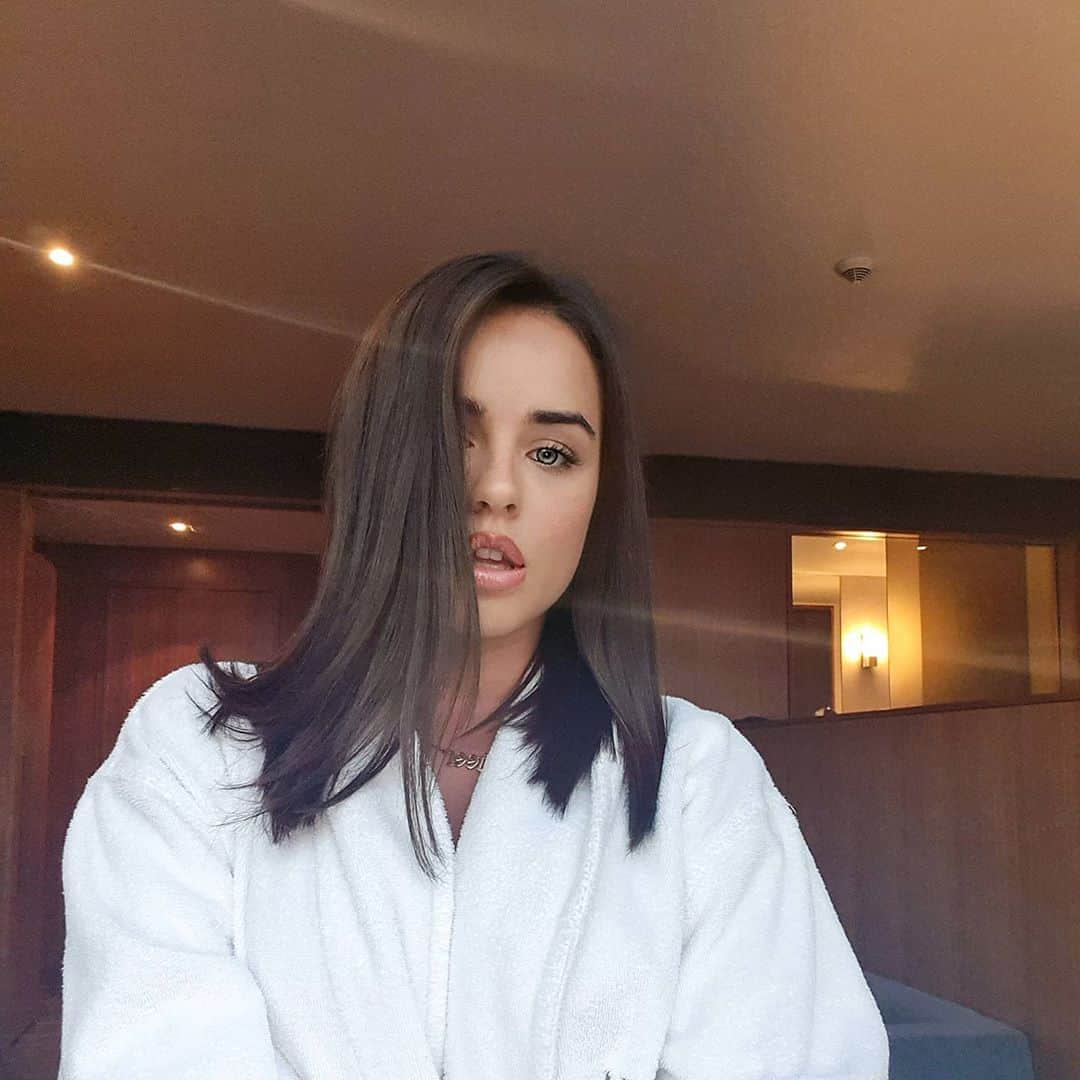 ジョージア・メイ・フットのインスタグラム：「So it's hot back at home yeah? 👍🏼」