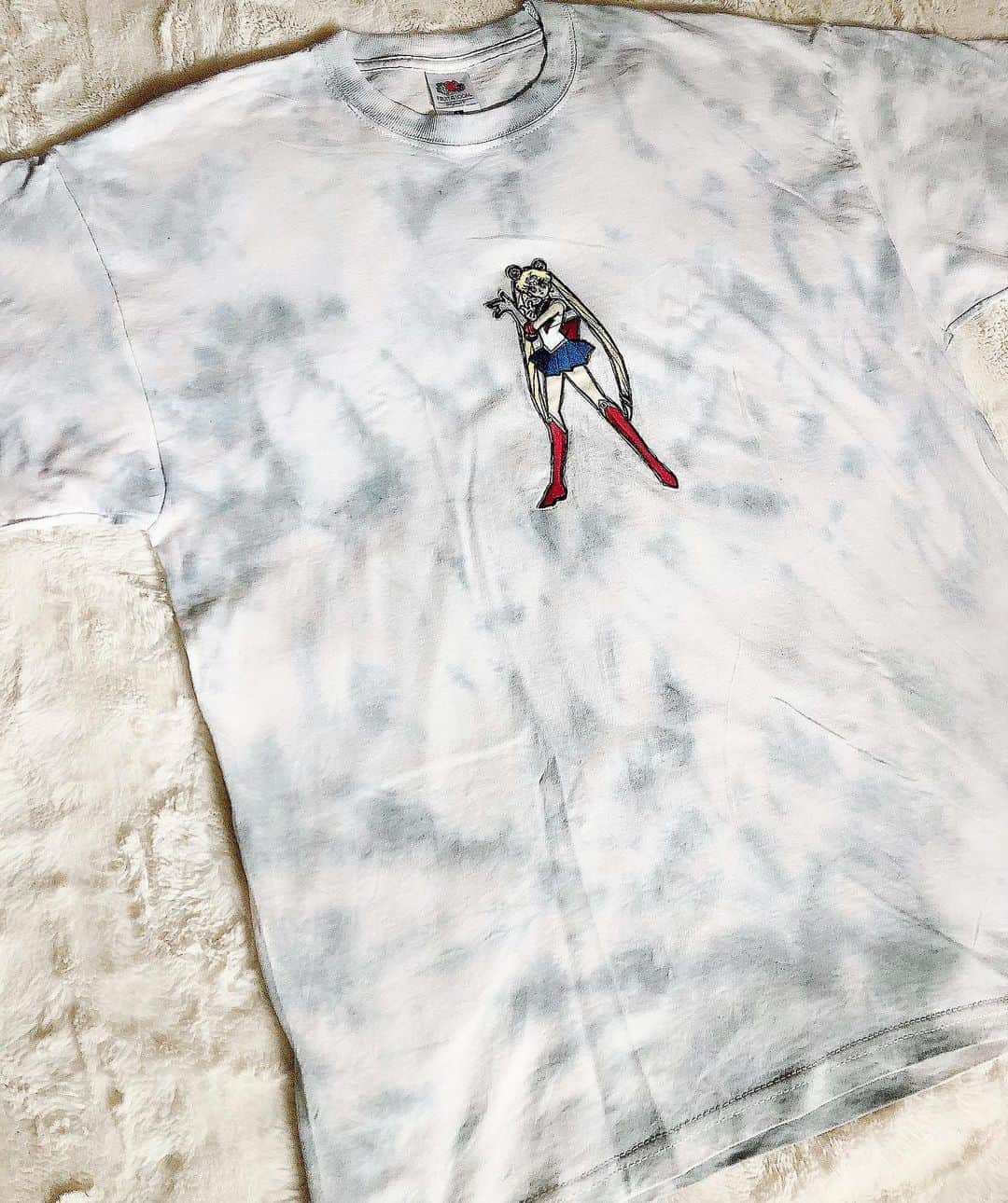 のインスタグラム：「✨🌙 So excited for my @secretteeclub Sailor Moon tee! I’m gonna feel super cool wearing this!! 🌙✨  #sailormoon #セーラームーン　#secretteeclub #tee #fashion #tiedye #tiedyefashion」