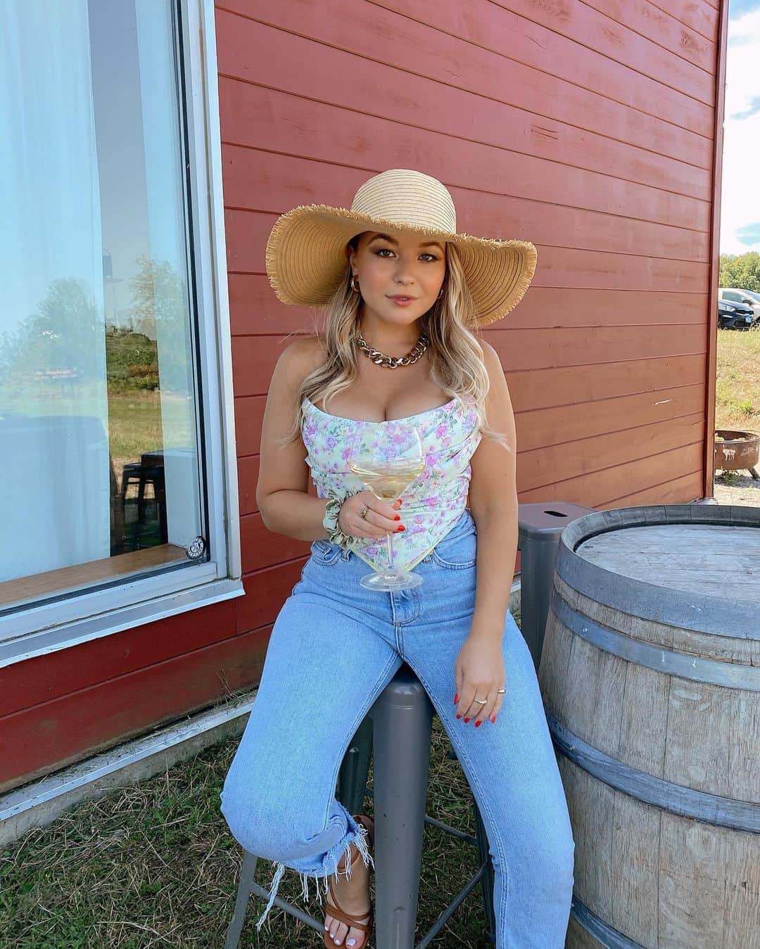トーリ・ウェブスターのインスタグラム：「I’m not who I was one year ago and maybe, just this one, change is good 🎂🤍 here’s to 24!!!! 🌈🦋💖 #TORCHELLA」