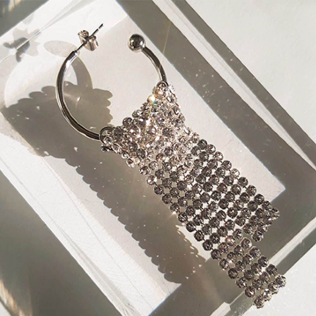 Justine Clenquetさんのインスタグラム写真 - (Justine ClenquetInstagram)「Your favorite Lux earring will perfectly catch the summer sun☀️ #justineclenquet」8月13日 2時56分 - justineclenquet