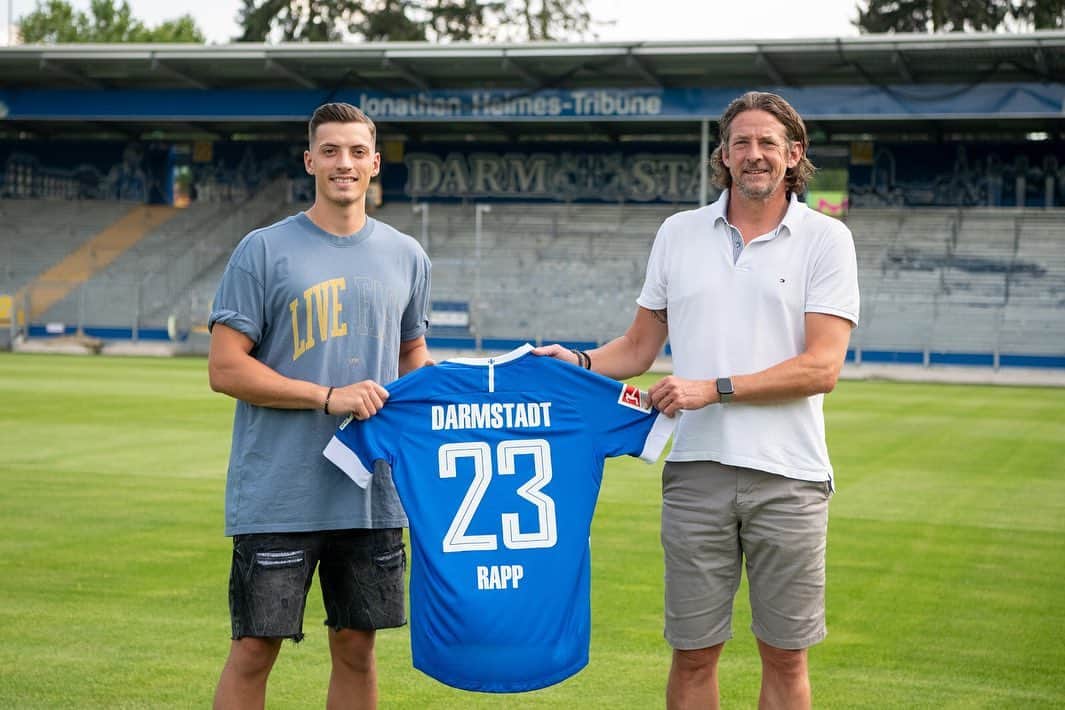 ニコライ・ラップのインスタグラム：「Happy to be back 💙⚜️ @svdarmstadt1898  Ich freue mich sehr darüber, die kommende Saison erneut im Lilien-Trikot auflaufen zu dürfen. 😊 @1.fcunion wünsche ich eine erfolgreiche Saison und bis bald. 👍  Rappo」