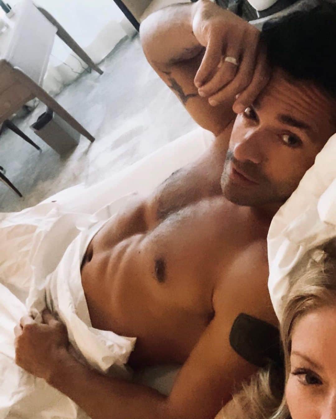 E! Onlineさんのインスタグラム写真 - (E! OnlineInstagram)「Lola Consuelos says Kelly Ripa's thirst traps of Mark Consuelos are "disgusting." We have to respectfully disagree. Anyone else feeling extremely parched? (📷: Instagram)」8月13日 3時02分 - enews