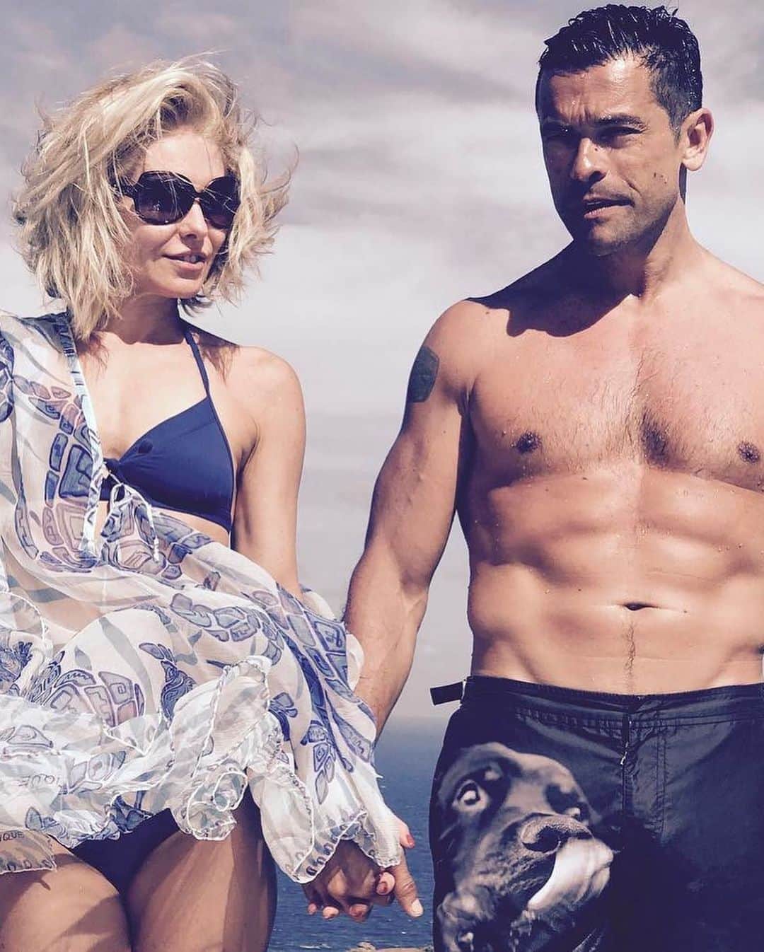E! Onlineさんのインスタグラム写真 - (E! OnlineInstagram)「Lola Consuelos says Kelly Ripa's thirst traps of Mark Consuelos are "disgusting." We have to respectfully disagree. Anyone else feeling extremely parched? (📷: Instagram)」8月13日 3時02分 - enews