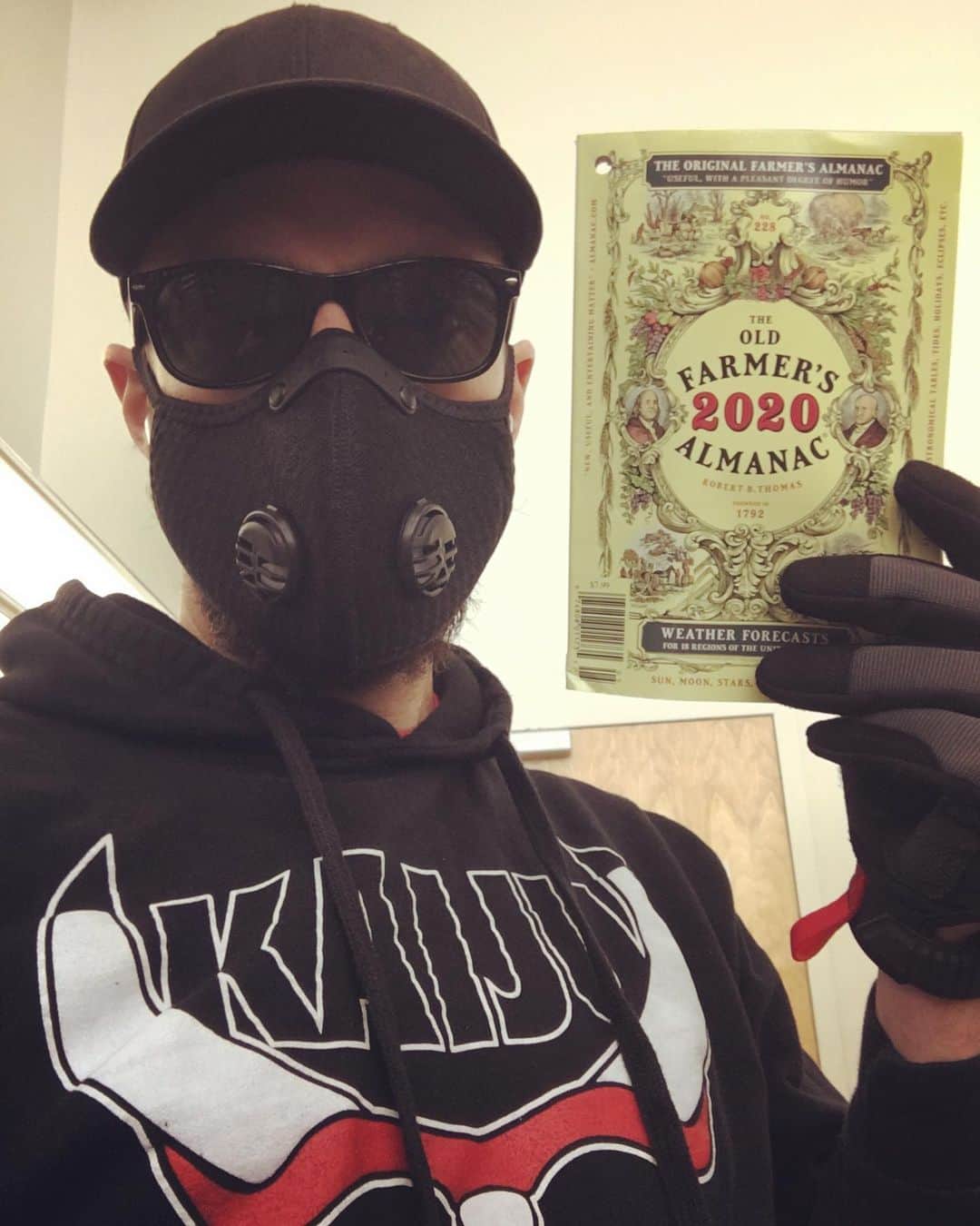 ロス・マーカンドのインスタグラム：「Tell me, little almanac, what's in store for the rest of this fubar year?」