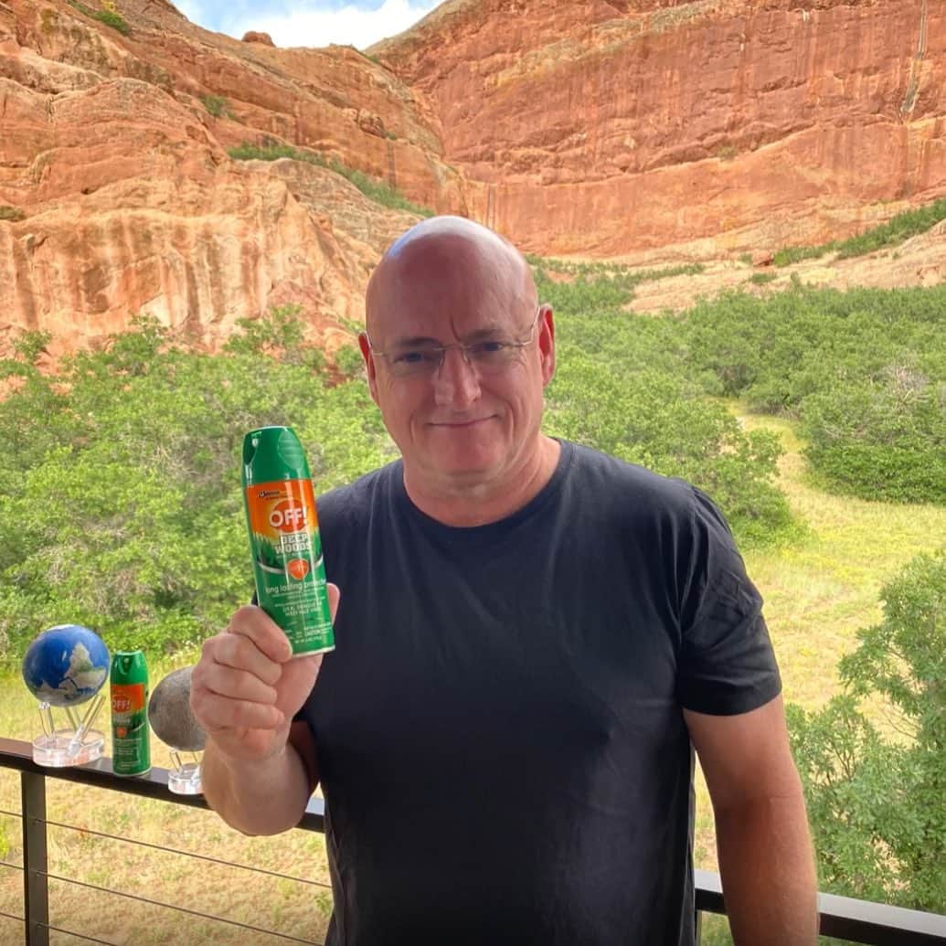 スコット・ケリーのインスタグラム：「I’m excited to join OFF!® Repellents and Happy Camper Live to bring summer camp to your backyard this summer. I’ve created a tutorial of astronomy observations you can make without a telescope so your family can enjoy the night sky together whether on your deck or in your backyard. An important part of your stargazing practice is to first apply OFF! Deep Woods® spray for long-lasting protection from mosquitoes so you can focus more time looking for planets and spend less time swatting mosquitoes. Check out the link in my bio for more outdoor family activities from @offoutdoors and @happy_camper_live! #BackyardSummerCamp #Ad」