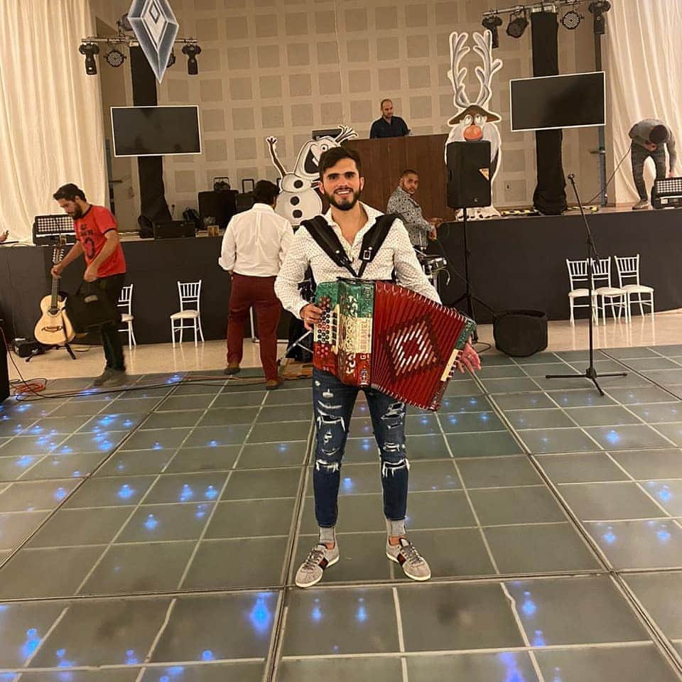 イヴァン・ガルシアのインスタグラム：「Por poco y me confunden con el compa @remmyvalenzuela 🤣. #cuidadoqueahivoy #fierro」