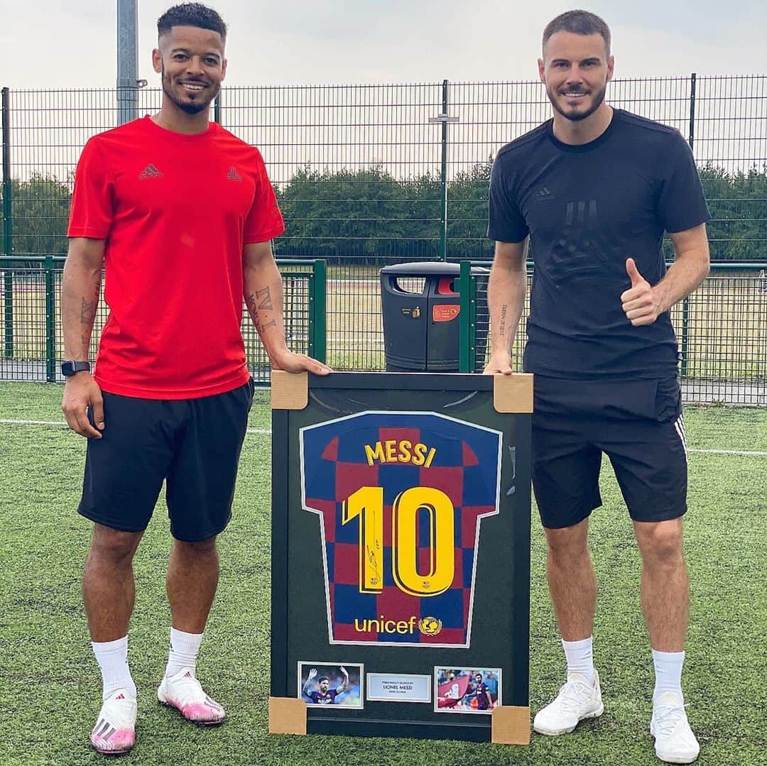 F2Freestylersのインスタグラム：「🚨 F2 Giveaway 🚨  For your chance to win this Signed @leomessi shirt all you have to do is make sure you’re following us tag two friends below and follow @a1sportingmemorabilia. We’ll announce the winner on Friday 💪🏻 GOOD LUCK 😁🙌🏻 #F2Family」