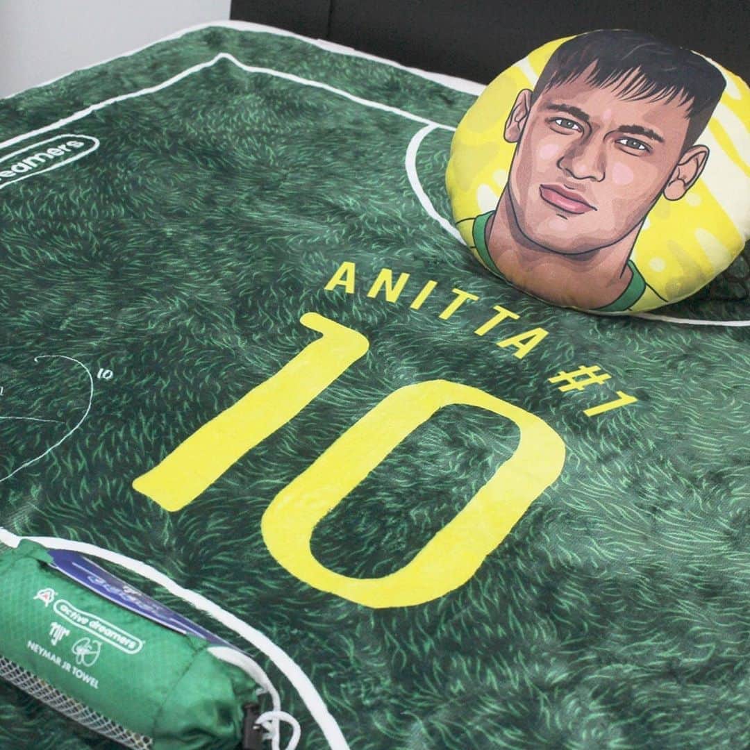 euanittaさんのインスタグラム写真 - (euanittaInstagram)「My good friend @manifestmcclinton collaborated with @neymarjr and @institutoneymarjr to create a cool product for all the kids around the world to dream. The pillows are affordable at only 4.99 so everyone can play during these times. Anything to inspire the youth of my country Brazil I support 💯 ! Check it out now www.activedreamers.com. Thanks for my custom blanket @activedreamers.」8月13日 3時26分 - anitta