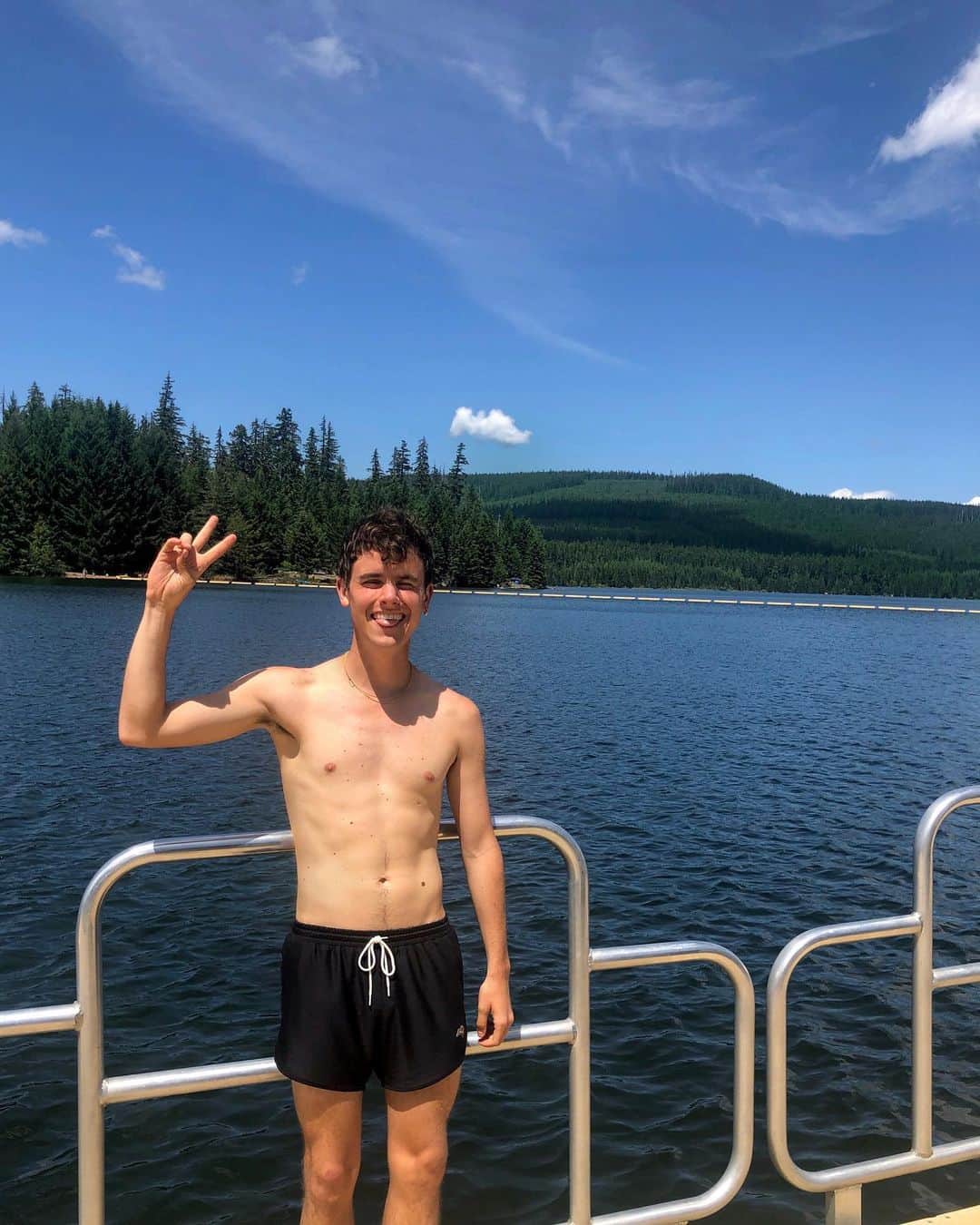 コナー・フランタのインスタグラム：「daydreaming about lake swims, running races, and late nights drinking with friends *from, last July」