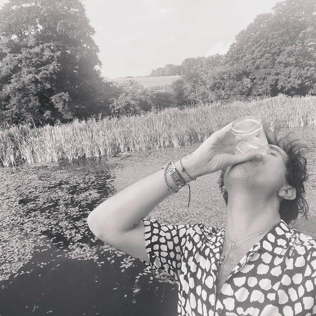 ニック・グリムショーさんのインスタグラム写真 - (ニック・グリムショーInstagram)「stay hydrated 🥵」8月13日 3時22分 - nicholasgrimshaw