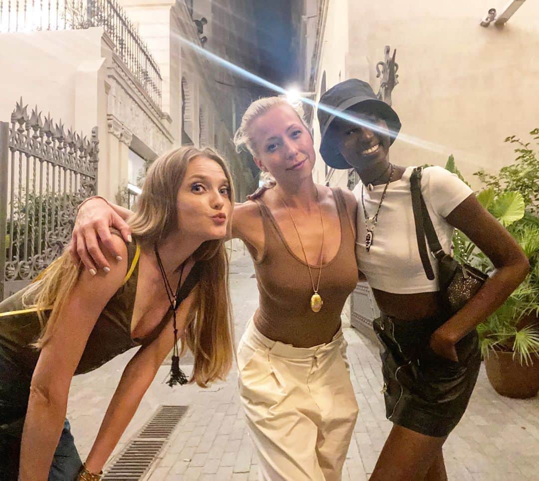 ヴラダ・ロスリャコヴァのインスタグラム：「Taxi driver called us unicorns,because he simply didn’t believe that he picked up someone who’s visiting his famous city. What can I say... it was one in a life time experience to see this wonderful cultural place not crowded. I am so grateful for this trip, this work and travel opportunity. And for all the incredible people I’ve spent my valuable time with. Here are just two of them. Was so happy to get to know you dear @nyarach_abouch_ayuel and  @nina.b.b you’re forever my star! 🌟」
