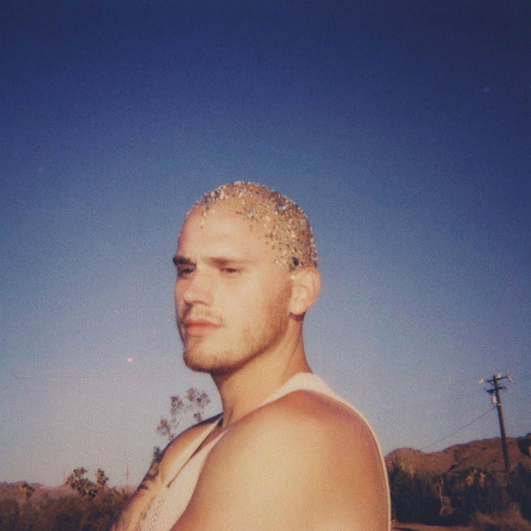 ブランドン・シェイアのインスタグラム：「Being bald is my thing, you can put stuff all over my head & it will look cool 😅 just like we did in the music video y’all will see v soon, like 12pm PST tomorrow. Polaroids by the ever so talented @casadevara & headpiece by the creative @thediscodaddy」