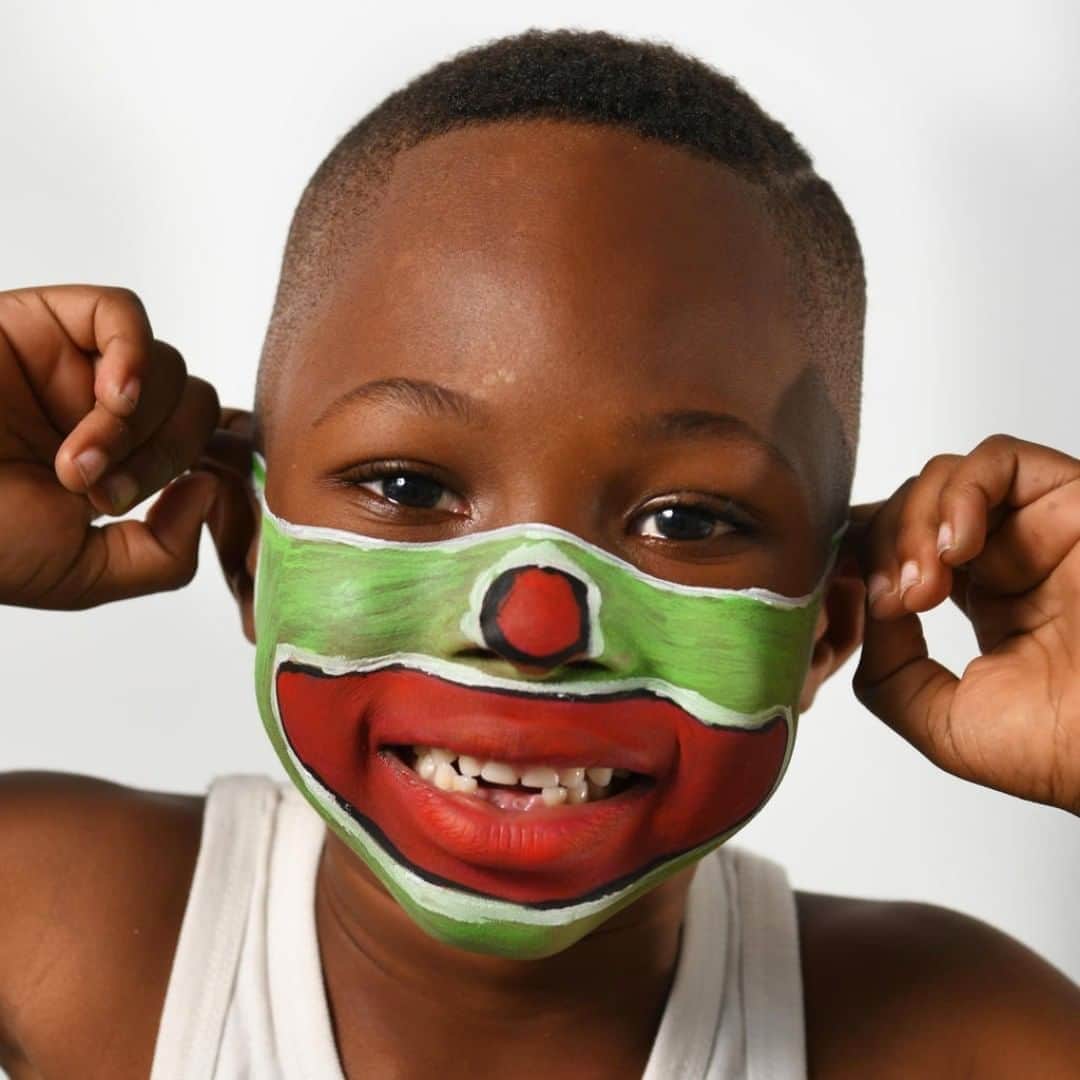 unicefさんのインスタグラム写真 - (unicefInstagram)「“The mask protects us against the disease... I want to become a football player.” Cheick, 5, has painted his face in Côte d’Ivoire to raise awareness about the importance of wearing a mask to slow the spread of #COVID19. #WorldMaskWeek  © UNICEF/UNI355540/Dejongh」8月13日 3時45分 - unicef