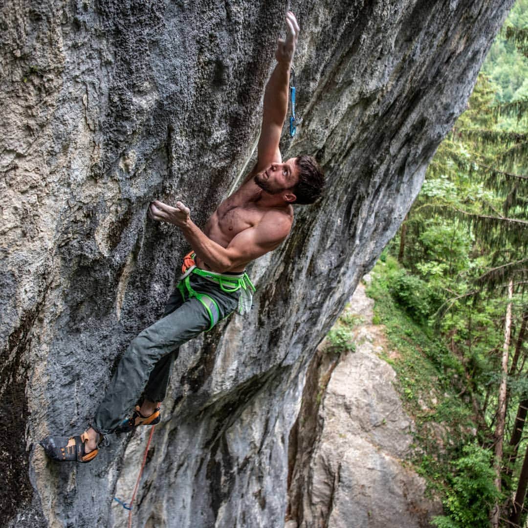 イェルネイ・クルーダーのインスタグラム：「In desperate need of some motivation in this awful humid conditions. But nevertheless, trying these projects in Ter at the moment, is nothing but mental and physical training for me 💪🏻😁. 📸: @martin_z_orko  ____________________ @scarpaspa @ocun.climbing @vibram @snowmonkey」