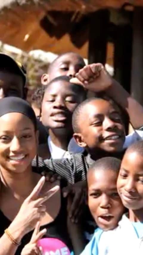 モニーク・コールマンのインスタグラム：「9 years ago I launched a Mo’vement to mobilize young people around issues that matter to them! As the first ever United Nations Youth Champion I funded a world tour, where I traveled to 24 countries in six months to understand what young people experience and face globally - and how I could help. What I’ve come to realize, is that they don’t need me- we need them!!! Now more than ever. So today, I’m giving youth a new platform to be seen, heard, and connected!! This is @gimmemoyouth #gimmemoyouth #staymotivated」