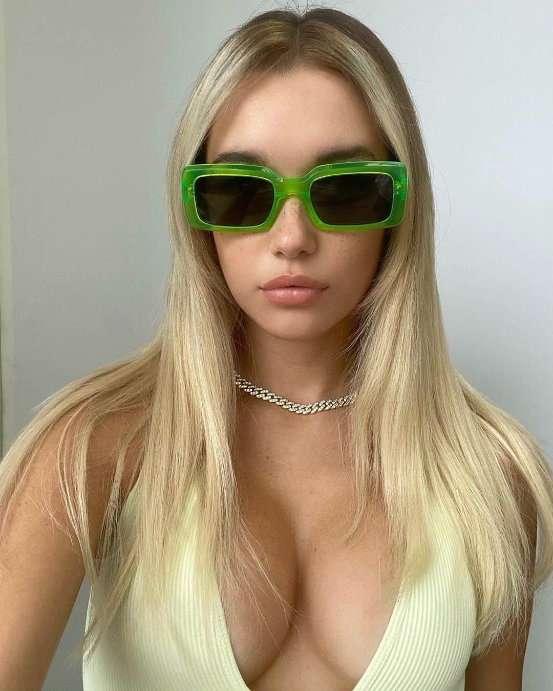 サラ・スナイダーのインスタグラム：「@boohoomanofficial x Roberi & Fraud sunglasses now live 😎 #ad」