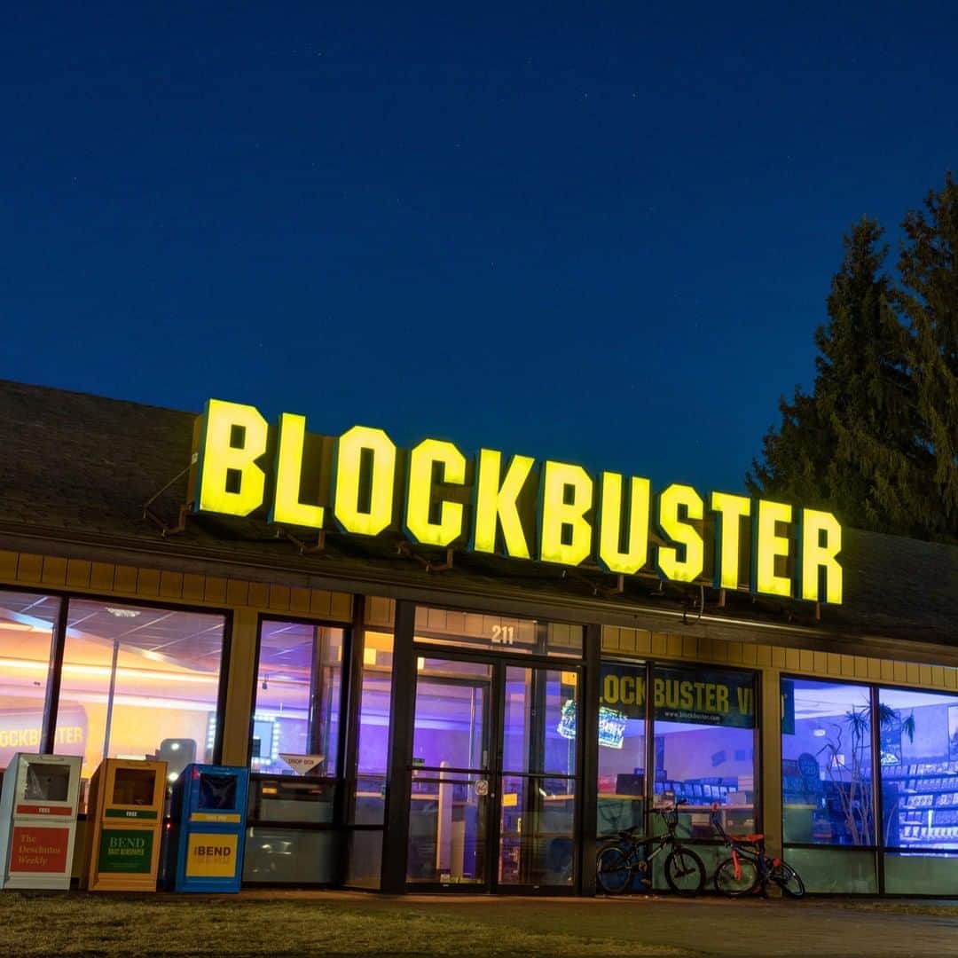 Good Morning Americaさんのインスタグラム写真 - (Good Morning AmericaInstagram)「NOSTALGIA ALERT! 🚨 Grab the popcorn because the world's last Blockbuster is now available on Airbnb. Link in bio to check out the digs. 🍿🎥」8月13日 4時00分 - goodmorningamerica