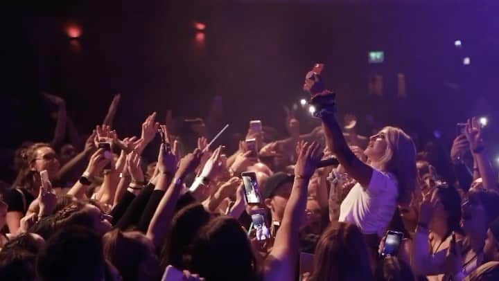 Julia Michaelsのインスタグラム：「I miss being on tour and seeing you all!! 😭 So we created this fun site for everyone to share their favourite memories from tour in one place. Kicking it off today with Dublin🙌🏼🙌🏼 we’ll be sharing two videos a week on my YouTube so make sure you add your favourites and share them too! I can’t wait to see you all again on tour when it’s safe to do so! Link in Bio ❤️ #IMT19tourdiaries #innermonologue 📸@mirandamcdonald」