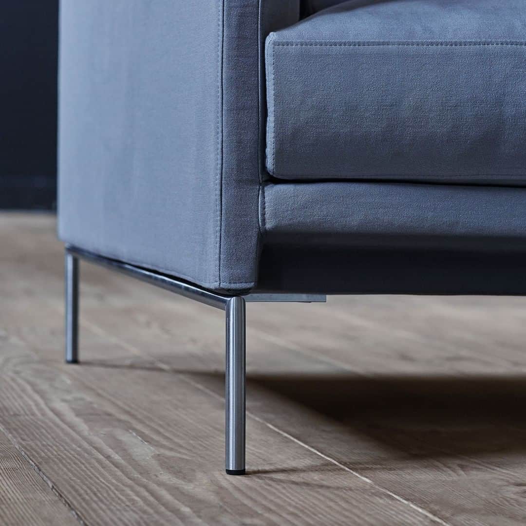 eilersenのインスタグラム：「Session is supported by slim legs made of brushed stainless steel, which achieves the familiar ambition of completing the shape through functionality.⁠ ⁠•⁠ ⁠•⁠ ⁠•⁠ #eilersen #eilersenfurniture #myeilersen #session #interiordesign #homedecor #sofa #danishdesign #inredning #finahem #interiorlovers #interiordesign #modernliving #minimalism #nordiskehjem #nordicinspiration #nordicliving #craftsmanship #luxurylifestyle #boligindretning #designinterior #livingroominspo #boliginspiration #softminimalism #hemindredning #schönerwohnen #nordicminimalism」