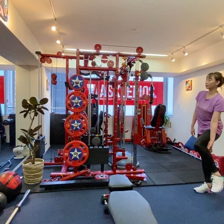 のインスタグラム：「🤷‍♂️ . . 新体操の練習で、モモよりもふくらはぎの方が太くなった。  という説明を偉そうにしてるけど  今思えば、私の筋肉の使い方が下手だっただけかもね🤨笑  一応、誤解なきように訂正しておくと最近の新体操の選手は身長も高い上に、細くて身体のラインも本当に綺麗😍  もうね、惚れ惚れするレベルです💕  ただ私の場合は、そもそも肩幅もあって筋肉質でもあるのでだいたい「何かスポーツしてました？」と聞かれるのはもう鉄板なんですが、だいたい次に続くのは  「水泳ですか？」  😱  からの  「新体操です」  となんか言いづらい感じになるけど、とりあえず言うと  「あ！！新体操、、あー、たしかにそんな感じしますね！」  と言われた時には  なんか、ごめんなさいーーー😂  ってなる！笑笑  もう慣れたけど  誰か助けてぇぇ！笑笑 . . #パーソナルトレーニング #パーソナル #ジム #gym #肉体改造 #ダイエット #diet #training #新体操 #肩幅広い系女子   @asklepios_studio」