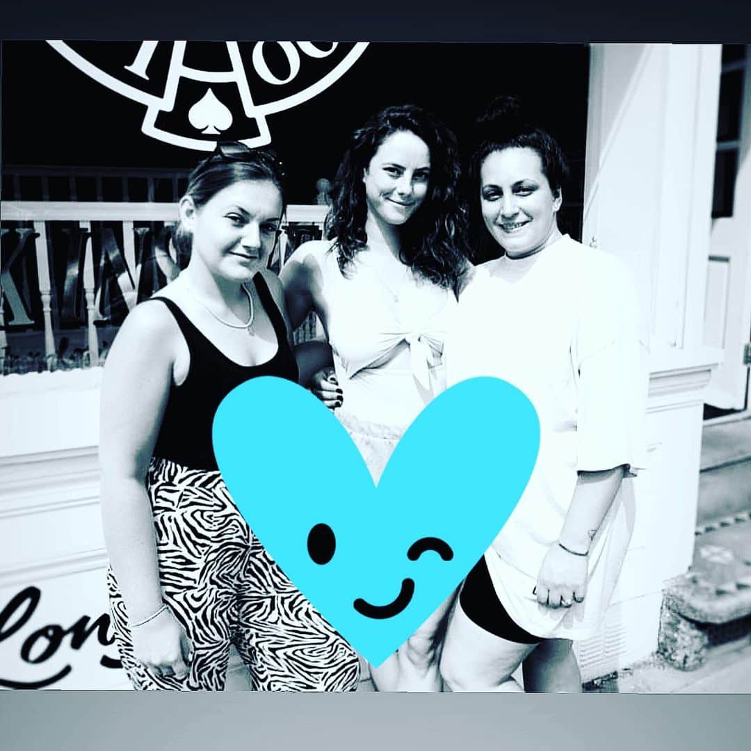 カヤ・スコデラリオのインスタグラム：「We’ve been best friends for nearly 16 years. You two are my soul, my home, my happiness. I love you both. Thank you for the laughs, the shoulders to cry on, the sing-a-longs & everything in between. I’m only a flight away. ❤️ thank you @mileslangford at @thelondonsocialtattoo for looking after us today 💥」