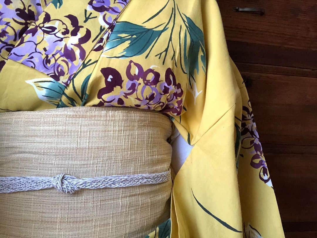 土井コマキさんのインスタグラム写真 - (土井コマキInstagram)「ちょっと大きいメルカリで買った浴衣。子どもっぽいかなと思ったけど、セーフ？帯と帯締めは先日と同じ。 何もなくても、じゃんじゃん着ていこう。 #こまきもの  #着物  #夏着物  #浴衣」8月13日 4時16分 - doikomaki