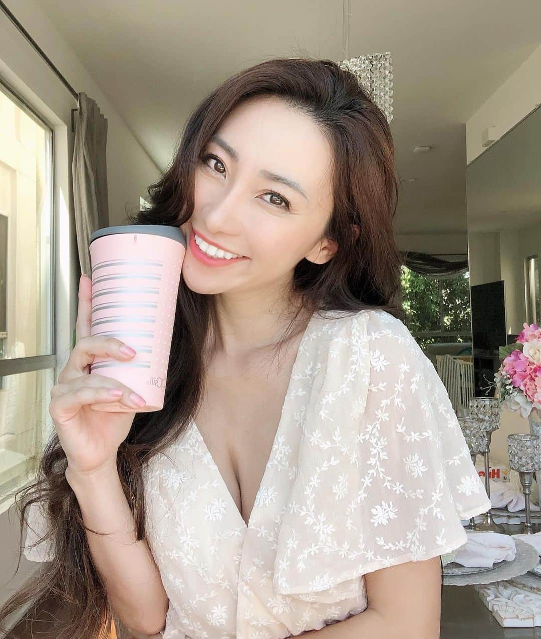 春名愛海のインスタグラム：「おはよ❤︎もう水曜日😶 Happy Monday you guys ❤︎ wait, it’s Wednesday already!? 🤷🏻‍♀️ . . . My cup is @gosiliproducts they make silicone products that have high-end design at affordable prices❤︎ Remember, your small step of choosing the reusable cup over plastics could save the ocean 🌊  . . . #love #ファッション #时尚 #패션#japanese  #asian #boymom #happy #lalife #influencer #momlife #losangeles #japnesemodel #ロサンゼルス #カリフォルニア #ママスタ #子育てぐらむ #海外生活 #撮影  #ママリ  #ママライフ  #バイリンガル #noplastics #saveocean #noplastic #noplasticwaste」