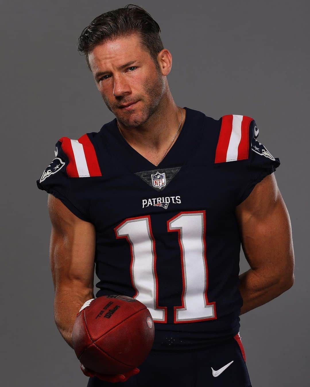 ジュリアン・エデルマンのインスタグラム：「My mom asked if you could make these into coffee mugs, mouse pads and keychains? @patriots 📸 #pictureday」