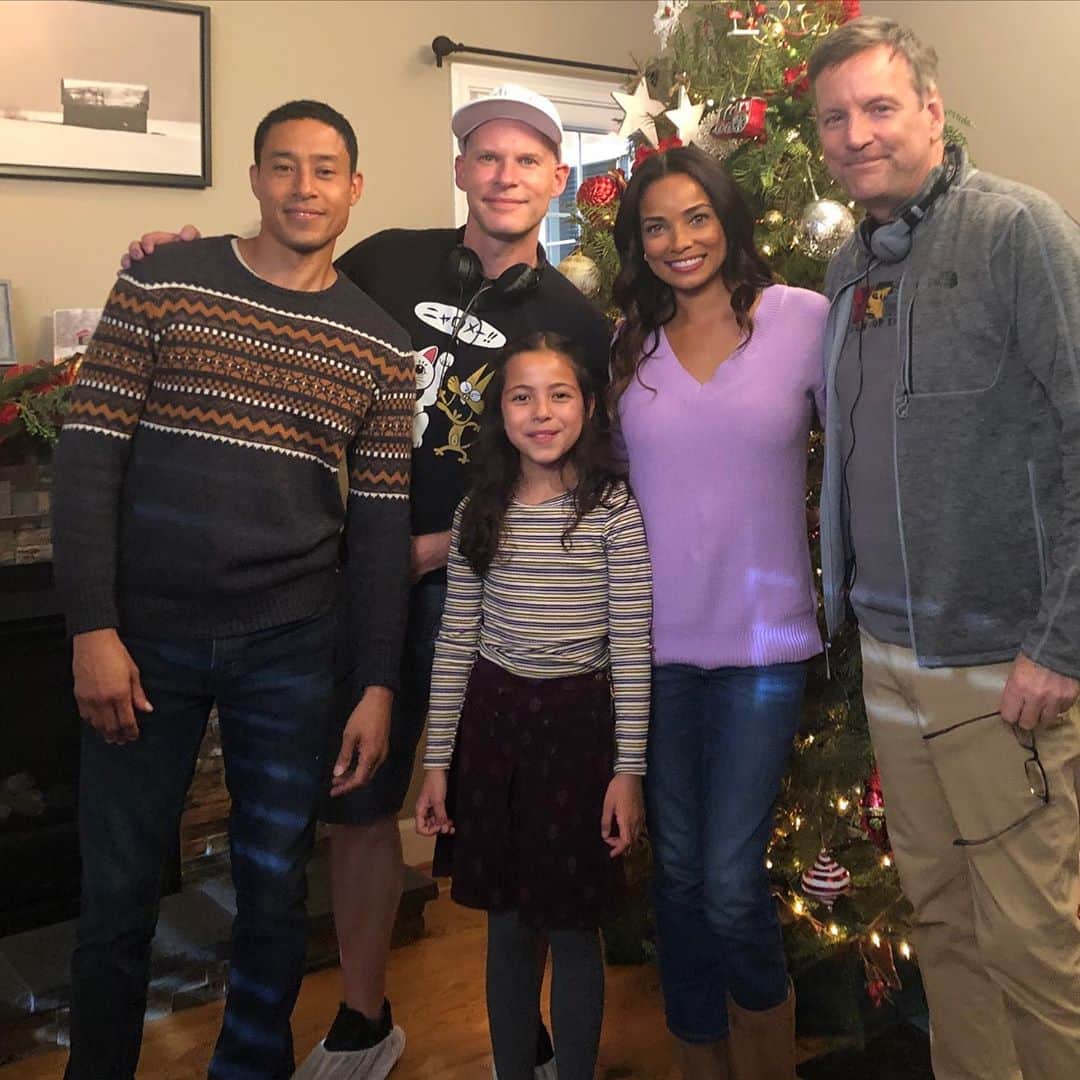 ロッチェル・エイツのインスタグラム：「And that’s a Wrap on #achristmastreegrowsinbrooklyn  Got to work with some really cool people and pet a horse!  Thank you so much to the cast and crew who made this sweet story come to life! @hallmarkchannel 😊♥️ Director @jasonbourque1  Exec Producer @ack365  @therealmarktaylor7 @grace_sunar」