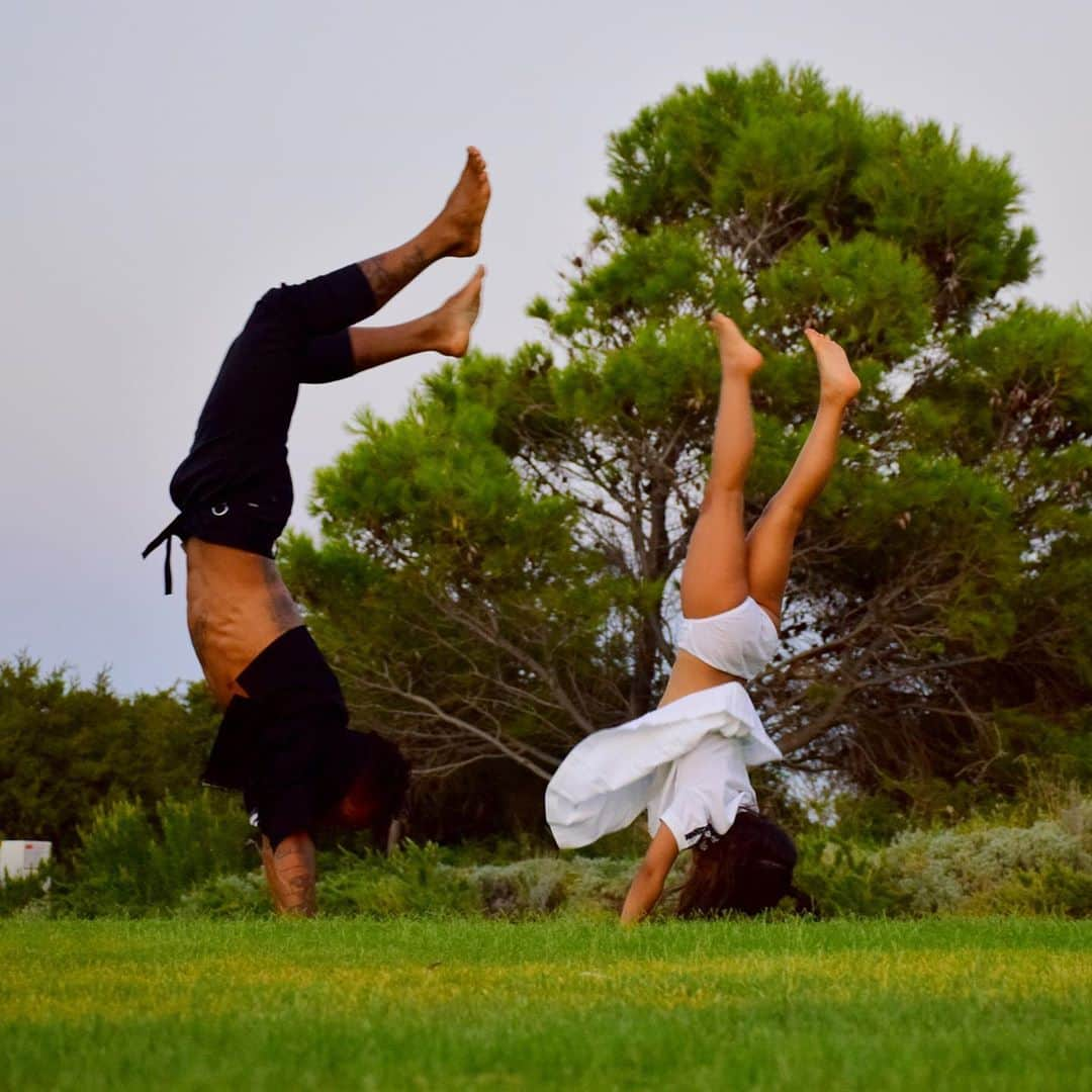 ロベルト・フィルミーノさんのインスタグラム写真 - (ロベルト・フィルミーノInstagram)「Minha parceira da Ginástica 🤸‍♀️😁 @tinaebellafirmino」8月13日 4時23分 - roberto_firmino