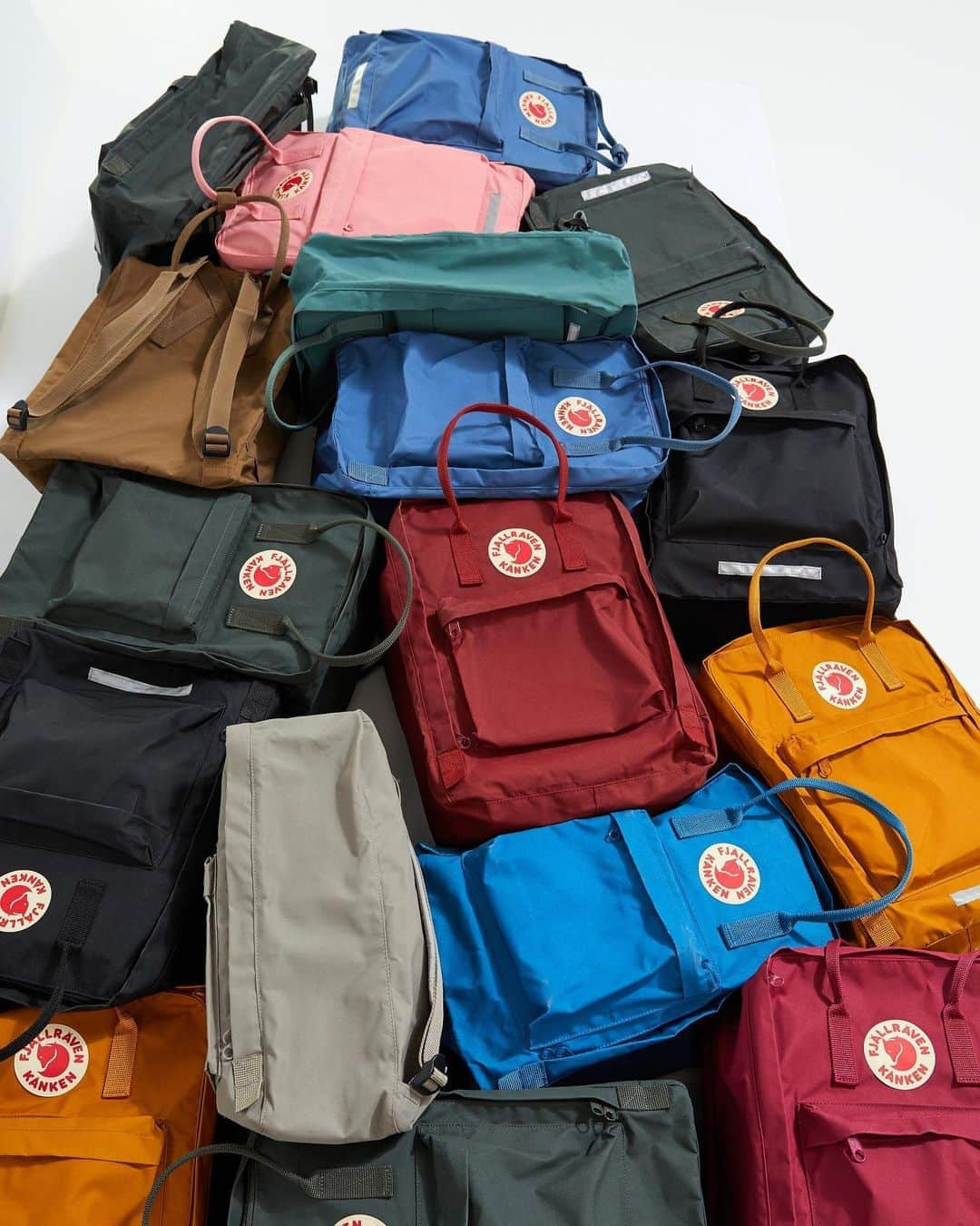 Urban Outfittersさんのインスタグラム写真 - (Urban OutfittersInstagram)「The Kanken you love from @Fjallraven_NA, now extra spacious and in colors available exclusively at UO. Link in bio to shop the UO Exclusive Kanken Big Backpack.  @kankenofficial」8月13日 4時26分 - urbanoutfitters