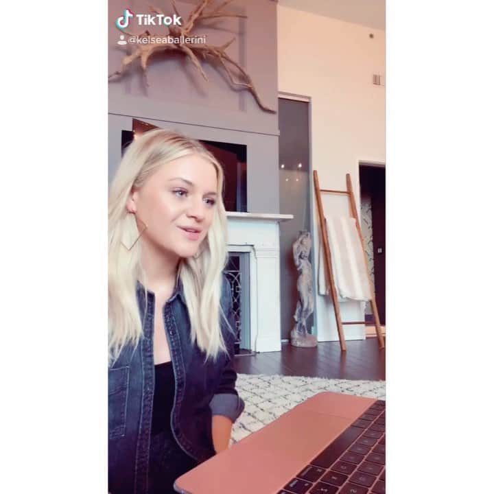 のインスタグラム：「the zoomies.」