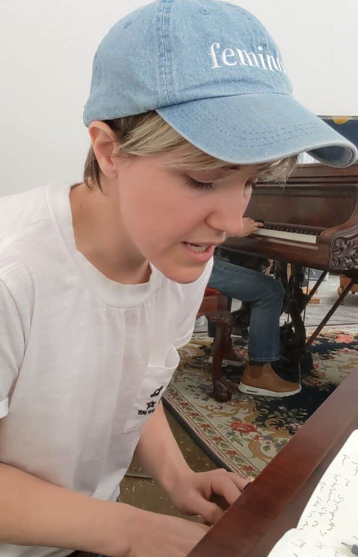 ハナー・ハートのインスタグラム：「WARNING: piano is out of tune and so am i.... watch all the way for a fun surprise. 🐣  PIANO UPDATE: Fun with song writing! Enjoy this attempt! 💕  p.s. lyrics on my Tumblr hannahhart.com 👈  p.p.s. is there a way to upload captions to IGTV?」