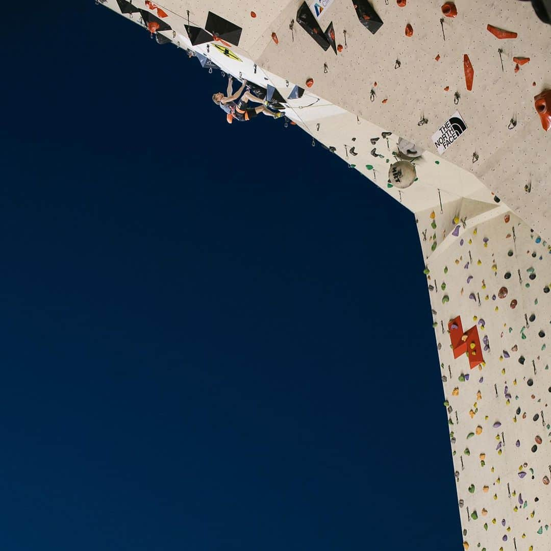 キリアン・フィッシュフーバーのインスタグラム：「@austriaclimbing summer series: competitions for competitors; goals, dreams, triumps and drama. So good to feel the vibes again! Here some highlights: 1/ @jakob.schubert doing what he does best, taking 🥇• 2/ @schranz_christine surprising all, including herself 🥇• 3/ @tobiplangger putting Austrian speed climbing on the map🎖• 4/5 @_yohoney_ and @georgparma performing their bouldering skilz 🥇 🥇  📷 @ansichtssache.photography @wilhelmheiko and Elias Holzknecht」