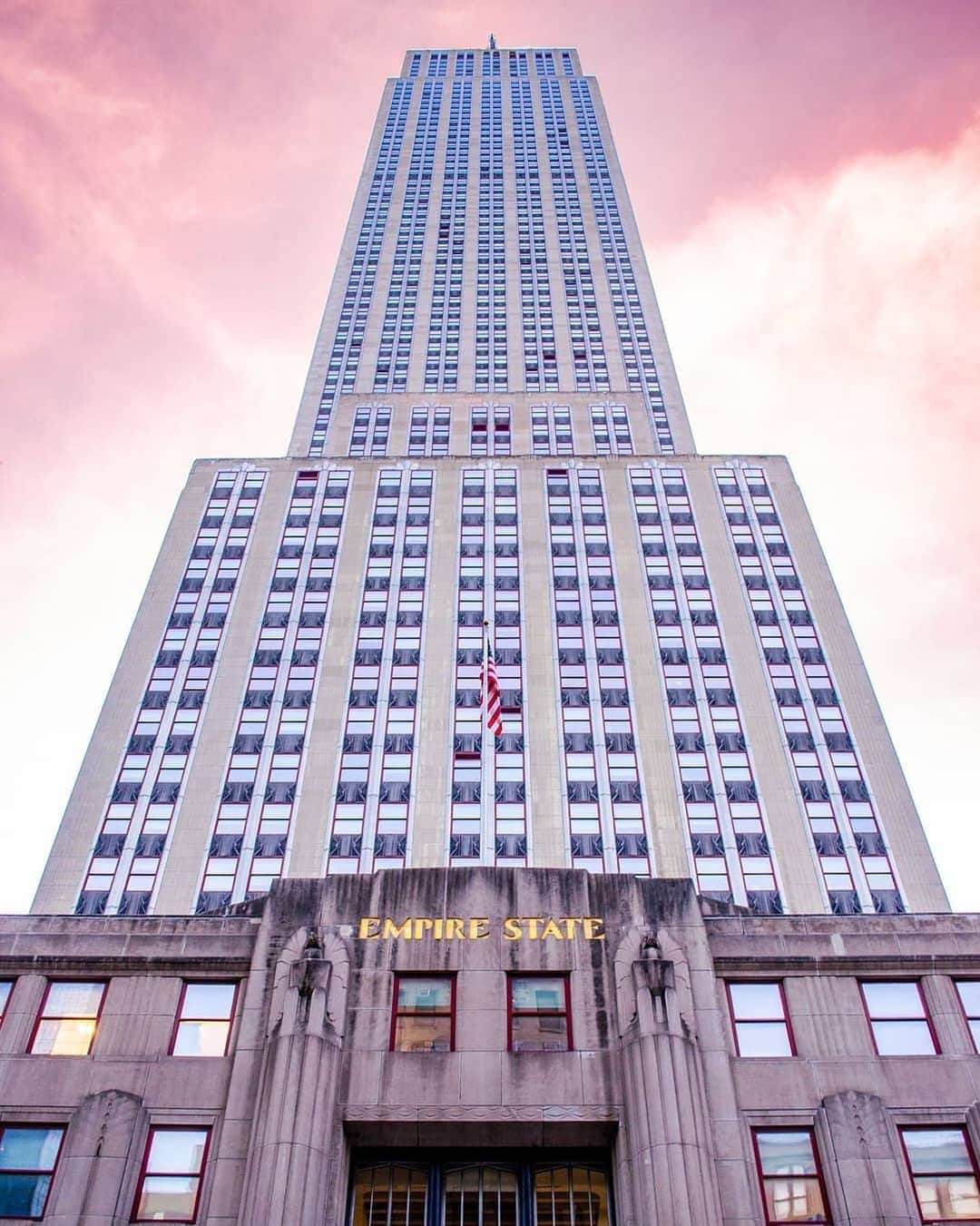 Empire State Buildingさんのインスタグラム写真 - (Empire State BuildingInstagram)「What’s tall, pointy & weighs the same as 70,000 Killer Whales? ⠀⠀⠀⠀⠀⠀⠀⠀⠀ It’s us! Not that we’ve stepped on the scale recently, but last time we checked, we came in at a whopping 350,000 tons. ⠀⠀⠀⠀⠀⠀⠀⠀⠀ Have any trivia questions for us? Drop them below & we may answer yours next! ⠀⠀⠀⠀⠀⠀⠀⠀⠀ 📷: @plaiffee #EmpireStateBuilding」8月13日 4時40分 - empirestatebldg