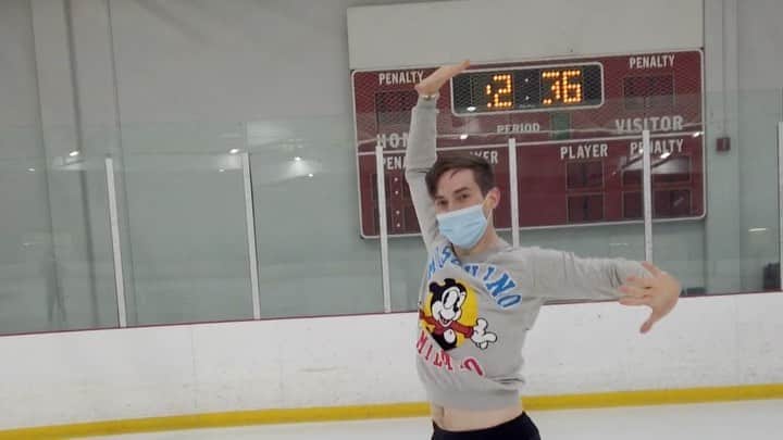 アダム・リッポンのインスタグラム：「I’ve had time to *skate* for the first time in a long time (and having a blast). In trying to get in shape I’ve been leaning some of my favorite programs from some of my favorite skaters. Here’s my first one!!! This is @yunakim’s short program footwork from the 2008/09. When I first saw this program I was 🤯🥰😭. Choreo is by the genius himself @itsmedwlsn ❤️❤️❤️」