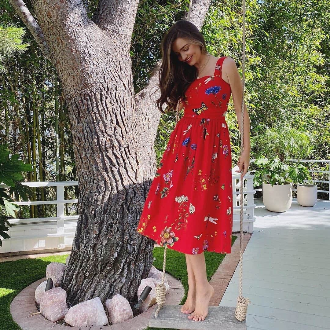 オスカーデラレンタさんのインスタグラム写真 - (オスカーデラレンタInstagram)「In full swing. @mirandakerr is a ray of sunshine in our #odlrspring2020 butterfly print dress.」8月13日 4時48分 - oscardelarenta